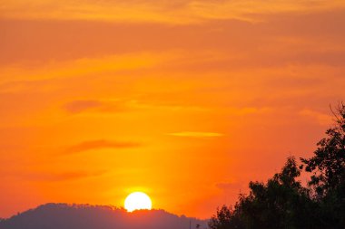 Gün batımında inanılmaz bir gökyüzü. Rengi değişmiş. Gökyüzü dokusu, soyut doğa arkaplanı