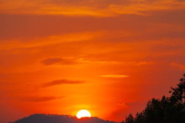 Gün batımında inanılmaz bir gökyüzü. Rengi değişmiş. Gökyüzü dokusu, soyut doğa arkaplanı
