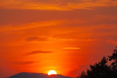 Gün batımında inanılmaz bir gökyüzü. Rengi değişmiş. Gökyüzü dokusu, soyut doğa arkaplanı