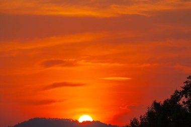 Gün batımında inanılmaz bir gökyüzü. Rengi değişmiş. Gökyüzü dokusu, soyut doğa arkaplanı