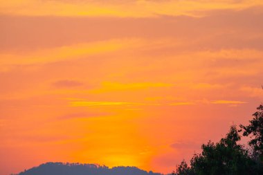 Gün batımında inanılmaz bir gökyüzü. Rengi değişmiş. Gökyüzü dokusu, soyut doğa arkaplanı