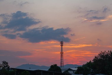 Yüksek bir dağın tepesine inşa edilmiş altın Buda 'nın havadan görünüşü. Tepenin üstünde gün batımında çarpıcı bir gökyüzü manzarası. Renkli bulutlu manzara.