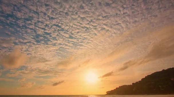 海の上の日没のカラフルな雲のタイムラウンドビデオ グラデーションカラー 美しい雲景 — ストック動画