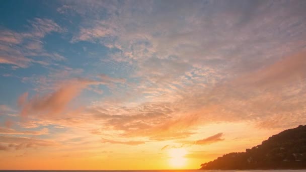 Zeitraffer Video Von Bunten Wolken Bei Sonnenuntergang Über Dem Meer — Stockvideo