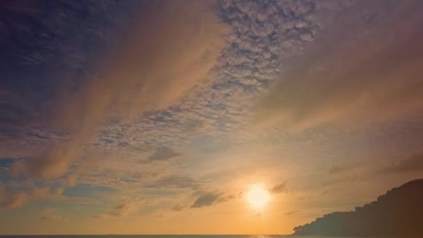 Gün Batımında Denizin Üstünde Renkli Bulutların Hızlandırılmış Videosu Renk Farkı — Stok video
