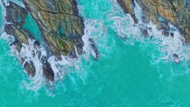 海岸に向かってゆっくりと波の空中観測 タイの砂浜と熱帯海 — ストック動画