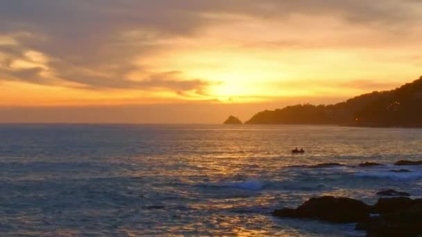 Kalim Plajında Güzel Bir Günbatımı Manzarası Ufukta Güneş Işığı Manzarası — Stok video