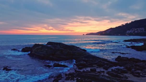 Kalim Plajında Güzel Bir Günbatımı Manzarası Ufukta Güneş Işığı Manzarası — Stok video