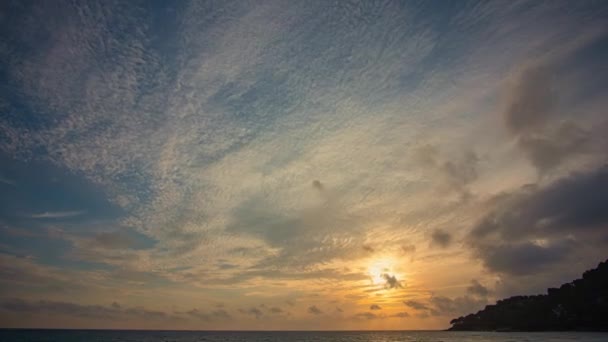 Видеозапись Красочных Облаков Закате Над Морем Градиентный Цвет Красивый Облачный — стоковое видео