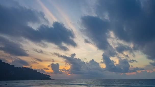 Gün Batımında Denizin Üstünde Renkli Bulutların Hızlandırılmış Videosu Rengi Değişmiş — Stok video