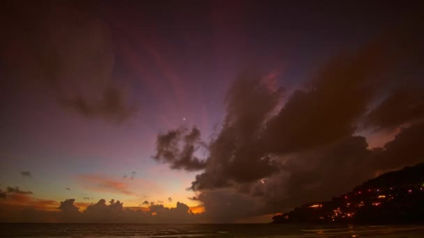 夕阳西下的彩云在海面上的时间流逝录像 色彩艳丽 云彩斑斓 — 图库视频影像