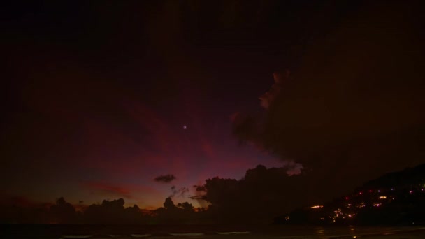 Видеозапись Красочных Облаков Закате Над Морем Градиентный Цвет Красивый Облачный — стоковое видео
