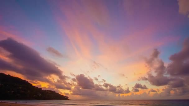 Gün Batımında Denizin Üstünde Renkli Bulutların Hızlandırılmış Videosu Rengi Değişmiş — Stok video