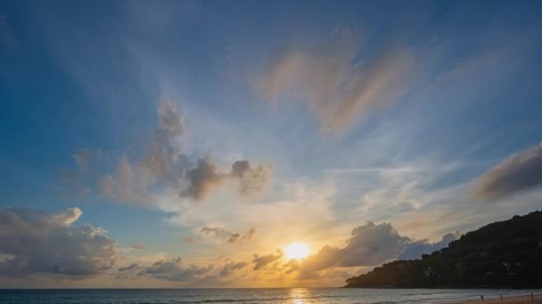 夕阳西下的彩云在海面上的时间流逝录像 色彩艳丽 天空纹理 抽象的自然背景 — 图库视频影像
