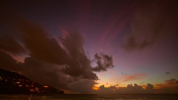 Gün Batımında Denizin Üstünde Renkli Bulutların Hızlandırılmış Videosu Renk Farkı — Stok video
