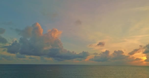海の上の日没のカラフルな雲のタイムラウンドビデオ グラデーションカラー スカイテクスチャー 抽象的な自然の背景 — ストック動画