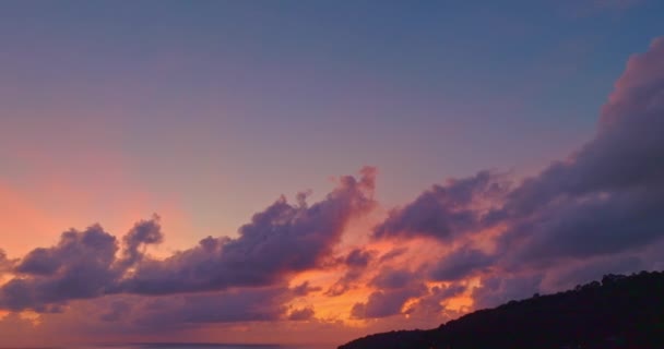Flygfoto Vackert Rosa Moln Solnedgången Ovanför Havet Det Ljusa Solljuset — Stockvideo