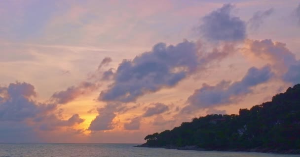 Vista Hermosas Nubes Atardecer Sobre Océano Luz Del Sol Brillante — Vídeos de Stock