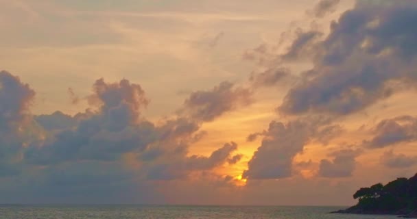 Вид Прекрасні Хмари Заходу Сонця Над Океаном Яскраве Сонячне Світло — стокове відео