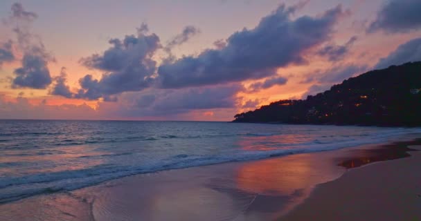 Okyanusun Üzerindeki Güzel Günbatımı Bulutlarının Manzarası Akşamları Parlak Güneş Işığı — Stok video