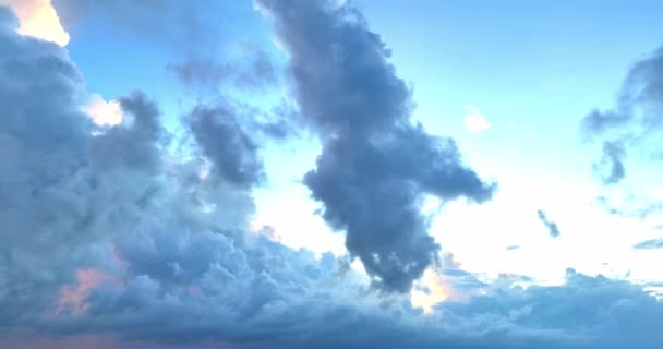 日没の空の雲の劇的な眺め 素晴らしいカラフルな雲の背景 — ストック動画