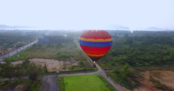 Yeşil Alanda Uçan Renkli Sıcak Hava Balonunun Havadan Görünüşü — Stok video