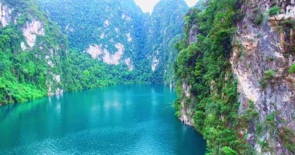 タイ南部のスラッタニ州で最大のダムであるラッチャプラファダムの島近くの緑の水の空中ビデオ 背景にある高い山々 — ストック動画
