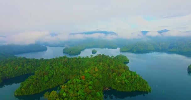 Luftaufnahmen Von Grünem Wasser Der Nähe Der Insel Ratchaprapha Staudamm — Stockvideo