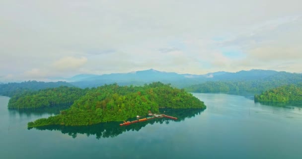 Εναέρια Βίντεο Πράσινα Νερά Κοντά Στο Νησί Στο Φράγμα Ρατσαπραφά — Αρχείο Βίντεο