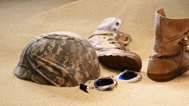 Části Vojenské Uniformy Ležely Písku Zříceniny Válce Pozadí — Stock video