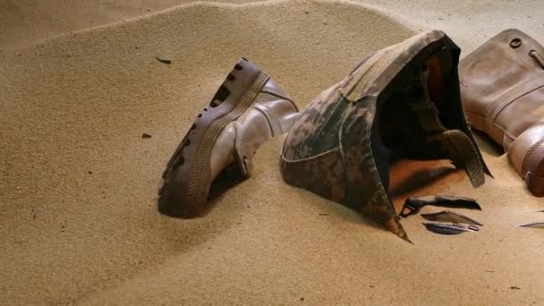 战争结束后士兵的骷髅在一个非常寒冷的地区士兵的骷髅和衣服的残骸仍然在寒冷中关于寒冷地区战争的录像战争结束后的废墟 — 图库视频影像