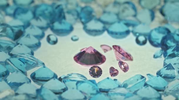 Blauwe Diamanten Rond Roze Edelstenen Witte Achtergrond Video — Stockvideo