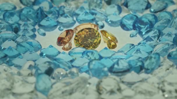 Blaue Und Weiße Diamanten Gelbe Edelsteine Auf Weißem Hintergrund Video — Stockvideo