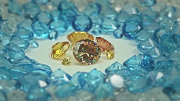 Modré Bílé Diamanty Kolem Žlutých Drahokamů Bílém Pozadí Video — Stock video