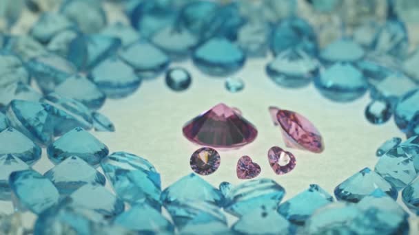 Diamantes Azules Blancos Alrededor Piedras Preciosas Color Rosa Sobre Fondo — Vídeo de stock