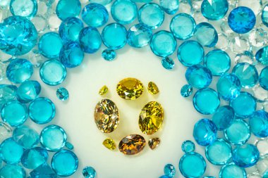 Mavi elmasların arasına yerleştirilmiş bir grup altın elmas. 