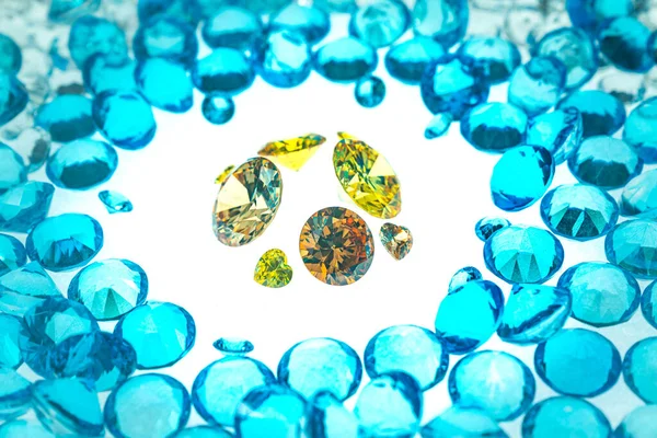 Gruppo Diamanti Oro Disposti Centro Diamanti Blu — Foto Stock