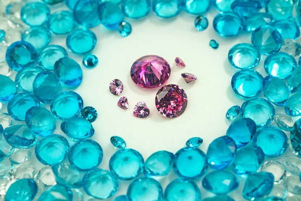 白い背景に青いダイヤモンドの真ん中に配置されたピンクのダイヤモンドのグループ ピンクのダイヤモンドのトップビュー 白い宝石の背景ビデオ4K 心の形および異なったサイズのピンクのダイヤモンド — ストック写真
