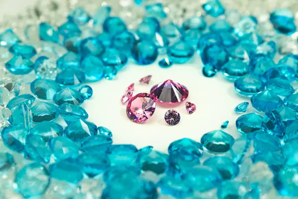 Group Pink Diamonds Arranged Middle Blue Diamonds White Background — Stock Photo, Image