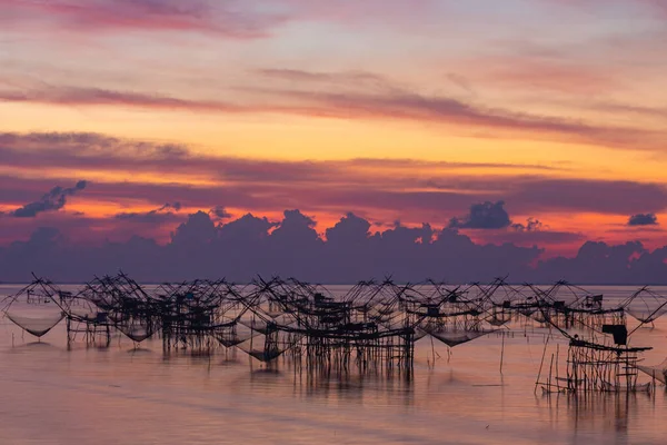 Increíble Cielo Colorido Amanecer Por Encima Trampa Pesca Pakpra Tailandia —  Fotos de Stock