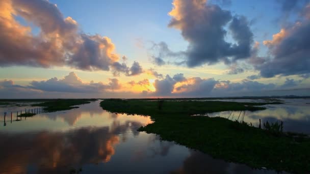 Fantastis Awan Atas Danau Talay Noi Sebuah Laguna Air Tawar — Stok Video