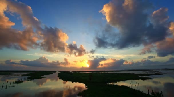 Fantastyczny Chmurny Krajobraz Nad Jeziorem Talay Noi Ogromna Laguna Słodkowodna — Wideo stockowe