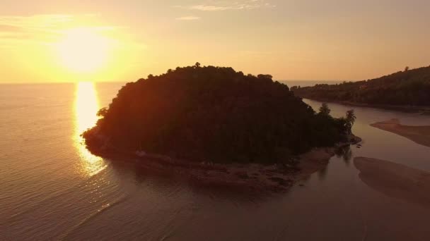 泰国普吉岛Layan海滩Kala岛上空日落的航拍照片 — 图库视频影像