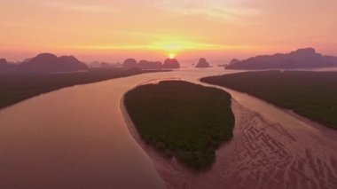 Tayland 'ın Phang Nga Körfezi üzerindeki sabah gökyüzünde inanılmaz renkli bulutların hava manzarası.