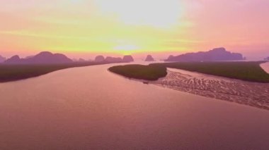 Tayland 'ın Phang Nga Körfezi üzerindeki sabah gökyüzünde inanılmaz renkli bulutların hava manzarası.