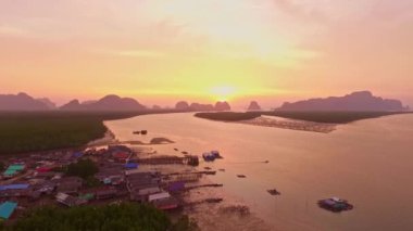 Tayland 'daki Midye Çiftliği' nin üzerinde güzel bir altın gün doğumu manzarası. Adaların üzerinde renkli dramatik bulutlar. İnanılmaz manzara..