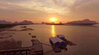 Okyanus sularına yansıyan gün doğumunun hava manzarası Tayland 'daki balıkçı köyü ile inanılmaz deniz manzarası.