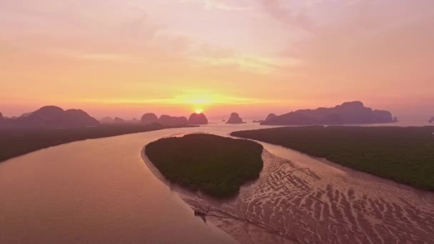 Flygfoto Över Soluppgången Färger Reflekterar Havet Vatten Thailand Fantastisk Morgonkustlandskap — Stockvideo