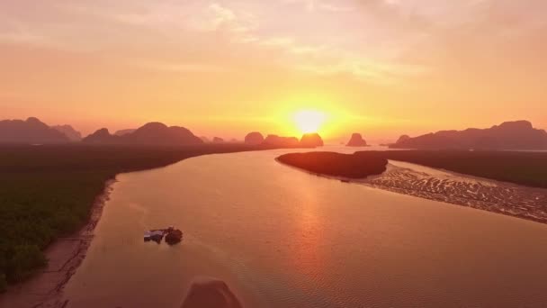 Luftaufnahme Der Sonnenaufgangsfarben Die Sich Den Meeresgewässern Thailands Widerspiegeln Atemberaubende — Stockvideo