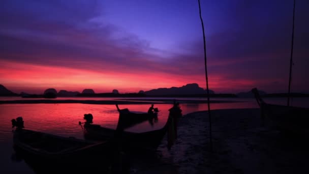 タイのバンサムチョン漁村で釣りボートの上に素晴らしいカラフルな空 — ストック動画